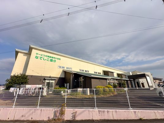 緑豊かな庭の外観