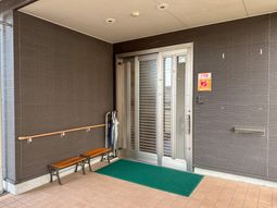 静かな出入口