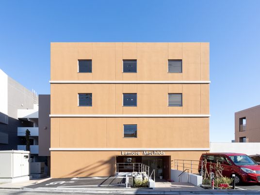 三階建ての建物外観