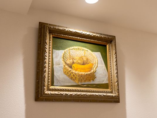 絵画のある廊下
