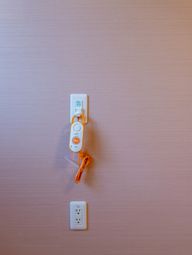緊急ボタンとコンセント壁