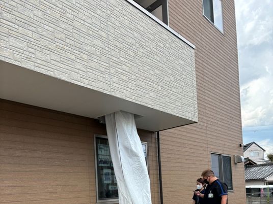 建物外観と歩く人