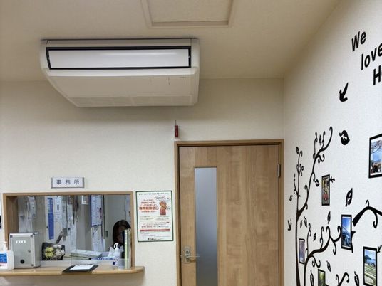 明るい事務所入口  