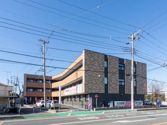 広い道沿いの建物