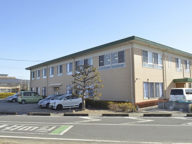 駐車場からの外観 外観 車椅子利用者もアクセスしやすい広い駐車場が整備された施設です。安心して通勤できます。