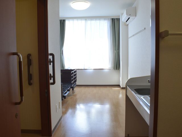 広々とした居室 居室 自然光が入る居室は、明るく快適な環境を提供します。エアコンも完備されています。