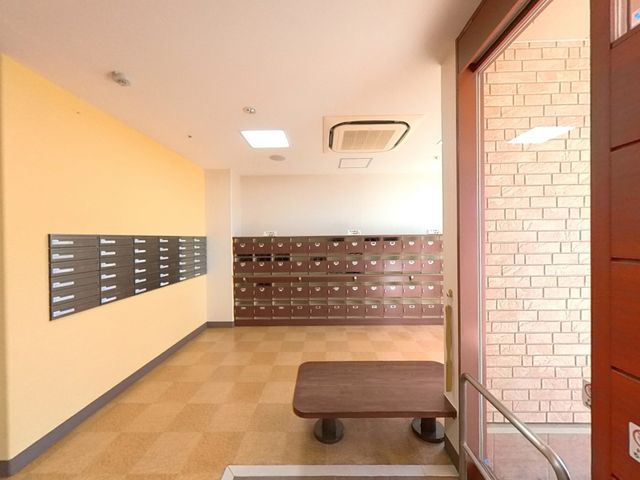 開放感のあるエントランス エントランス 明るいので、入り口を通る際でも安全に移動いただけます。外光が差し込む清潔な空間です。