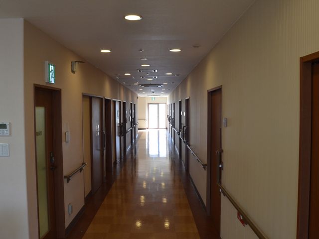 奥行きのある廊下 廊下 明るい光が差し込む廊下は、落ち着いた雰囲気です。広々とした空間で移動も快適にできます。