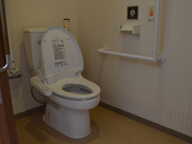 手すり付きのトイレ トイレ 手すりのある広いトイレは、安全に配慮された空間です。移動がしやすく安心してご利用いただけます。