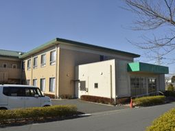 緑の屋根が目印の建物