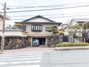 落ち着いた外観の建物