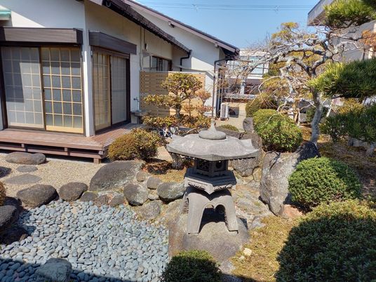 落ち着いた和風の庭