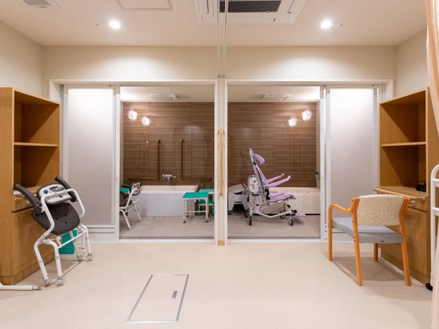 機能訓練室 機能訓練室 最新設備の整った空間で、リハビリを快適に存分に行えます。安心して介護スキルを磨けます。