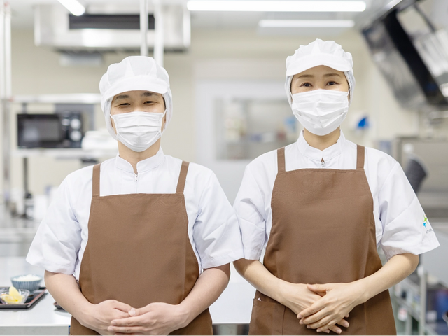 料理スタッフ二人のポートレート スタッフイメージ 清潔な厨房で笑顔のスタッフが、心を込めてお食事の準備をしてくれています。