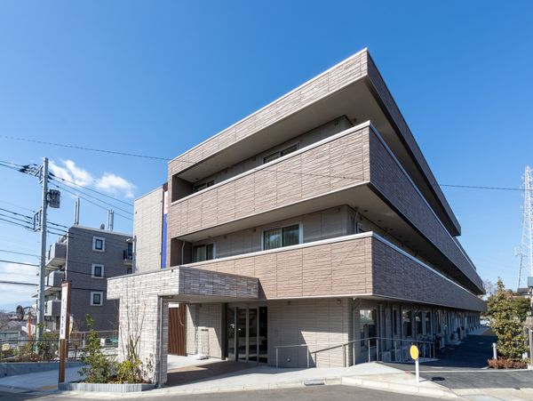 三階建ての建物外観
