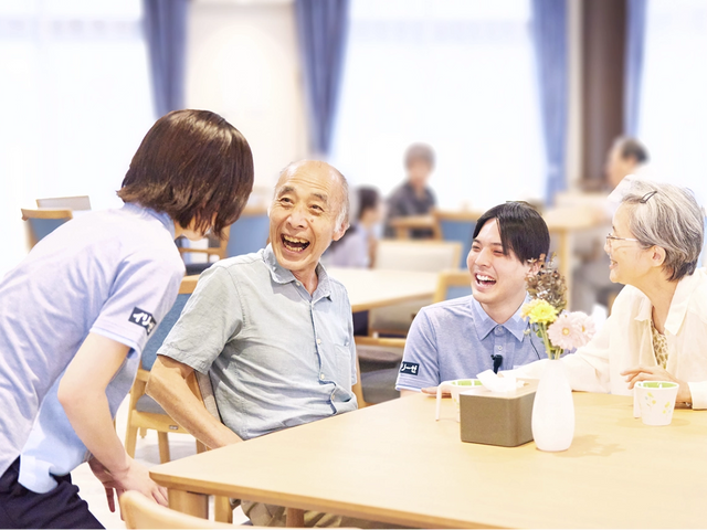 笑顔あふれるダイニングルーム ダイニングルーム 笑顔で談笑する入居者様の姿が印象的な食堂です。温かい雰囲気の中、共に食事をお楽しみいただけます。