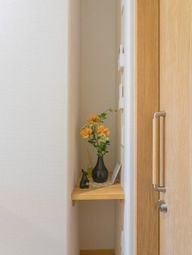 飾られた花の棚