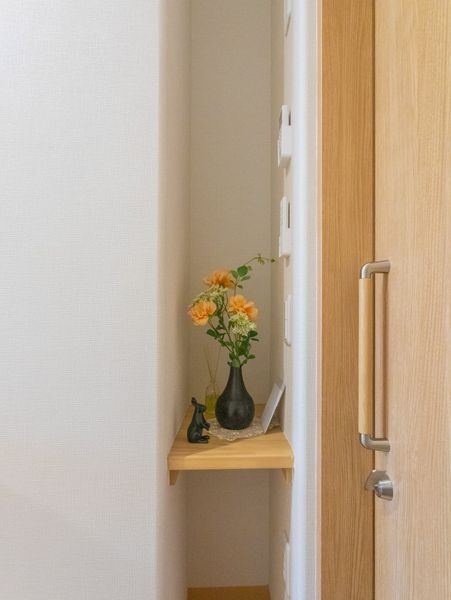 飾られた花の棚