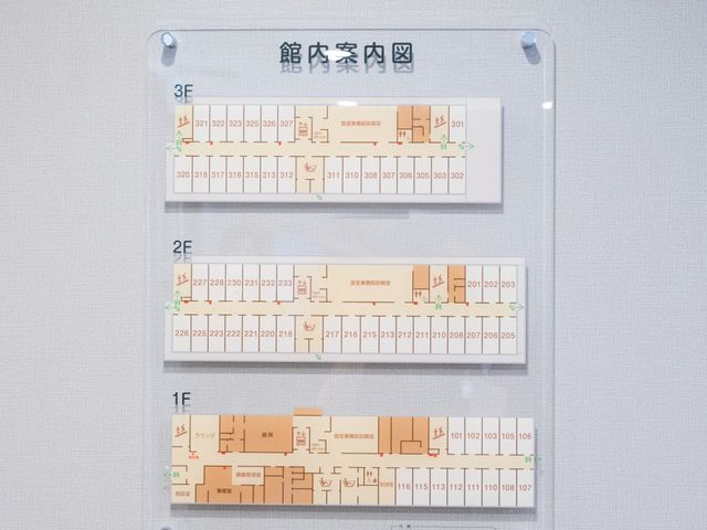 館内案内図 掲示物 館内の設備や配置を一目でわかるように工夫された案内板があります。職場環境の理解が深まります。