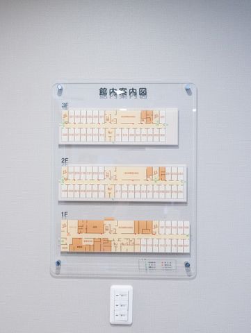 館内案内図 掲示物 館内の設備や配置を一目でわかるように工夫された案内板があります。職場環境の理解が深まります。