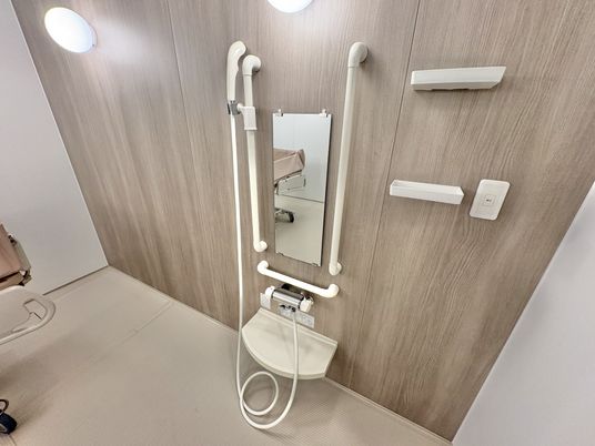 手すり付きの浴室