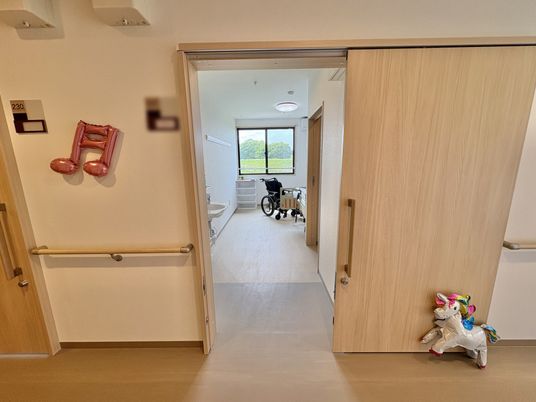 車椅子のある廊下