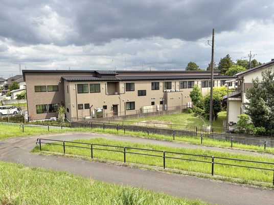 広い緑に囲まれた建物