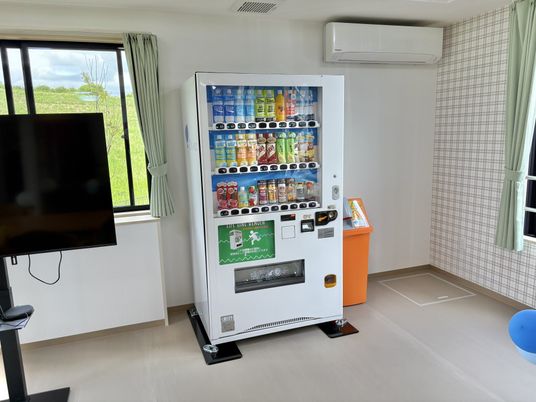 自動販売機と窓の部屋