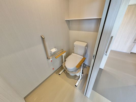 手すりのある清潔な小部屋