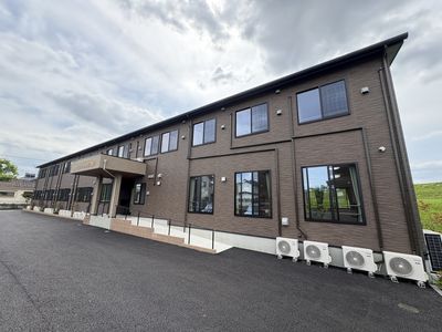 広がる木造の二階建て外観