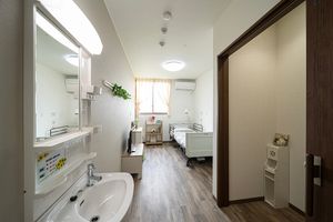 居室と洗面台の部屋