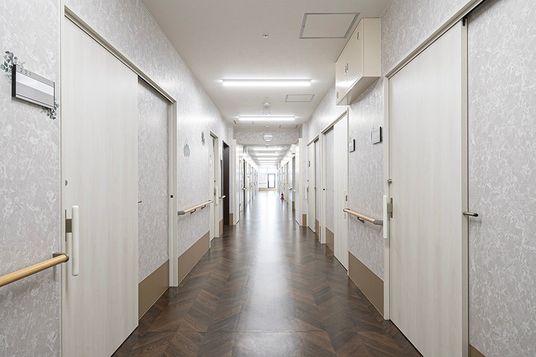 明るく広い廊下