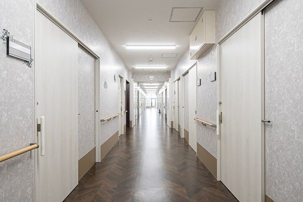 明るく広い廊下