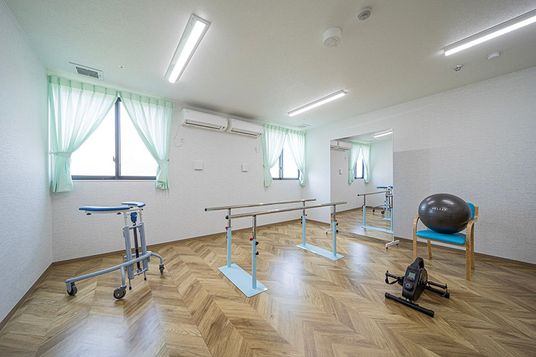 自然光が入る訓練室