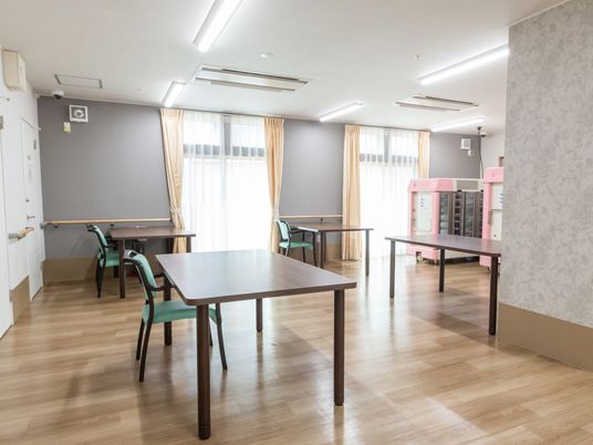 明るい食堂のテーブル配置  