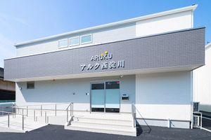 看板が見える外観