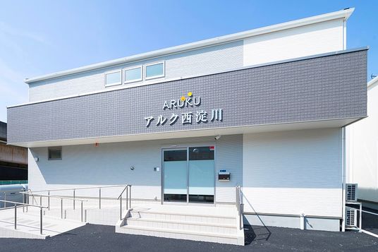 看板が見える外観