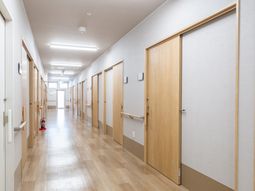 明るい廊下の居室前  