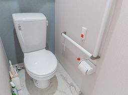 手すり付きトイレ  