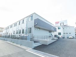 明るい外観の建物  