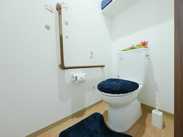 使いやすいトイレ トイレ 手すりが設置され、安全に配慮されたトイレです。清潔で快適な空間が整っています。