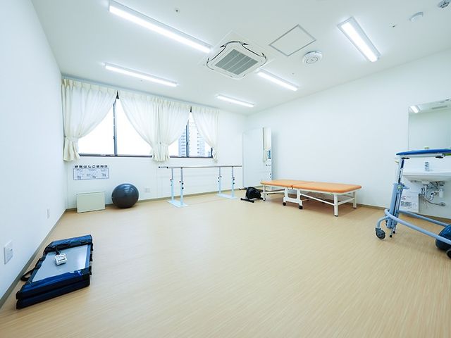広々とした機能訓練室 機能訓練室 明るく広々とした空間で、リハビリに最適な設備が揃っています。リラックスして利用できます。