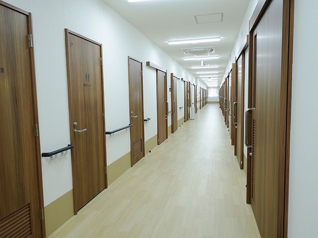 長い廊下 廊下 明るく整然とした廊下が続き、移動が快適です。すっきりとした雰囲気が働きやすさをサポートします。