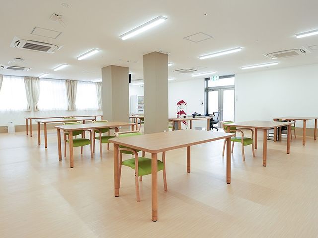 明るい空間のダイニングルーム ダイニングルーム 自然光が差し込む開放的なダイニングルームです。広々とした空間で、快適に過ごせます。