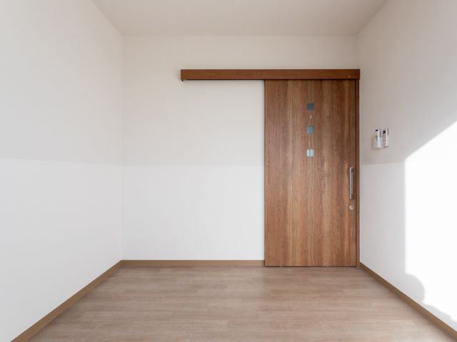 自然光の入る部屋 居室 自然光が差し込むシンプルな空間です。静かで落ち着いた雰囲気のため、リラックスできます。