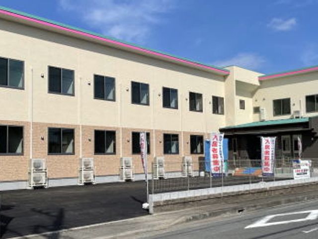 広々とした外観 外観 広々とした建物で、自然光がたっぷり入ります。快適な環境で働くことができます。