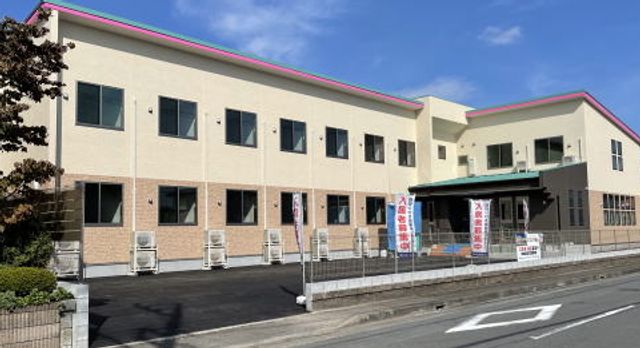 広々とした外観 外観 広々とした建物で、自然光がたっぷり入ります。快適な環境で働くことができます。