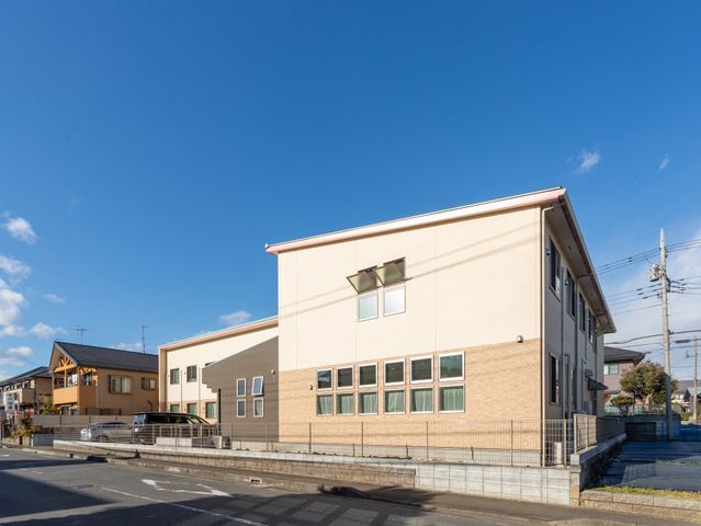 モダンな建物の外観 外観 開放感のあるデザインが特徴的な施設の外観です。青空の下に立地しています。