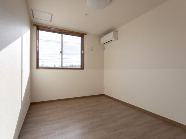 陽当たり良好な居室 居室 自然光がたっぷりと入る居室は、明るく快適な環境になっています。エアコンも完備。