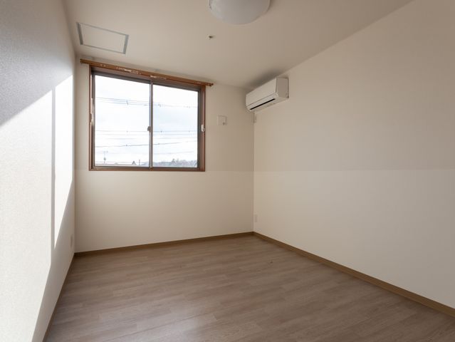 陽当たり良好な居室 居室 自然光がたっぷりと入る居室は、明るく快適な環境になっています。エアコンも完備。